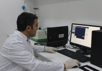 HETİ-nin "Yemləmə və yemlərin analizi" laboratoriyasında yemlərin və südün tərkibindəki toksinlərin analizi aparılır.